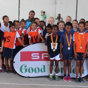 Laerskool Okkie Smuts het met trots hul eerste binnenshuise o/9 Netbaltoernooi op 16 Mei 2015 gehou. Die deelnemende skole was Die Bron PrimÃªr, Laerskool Gansbaai, Curro en Laerskool Okkie Smuts. Vir baie van die skole was dit â€˜n nuwe ervaring wat groot opgewondenheid gebring het. Daar was â€˜n beste speler van elke skool aangewys wat â€˜n medalje ontvang het. Baie dankie aan die borge, Adenco Construction en Gansbaai Superspar.